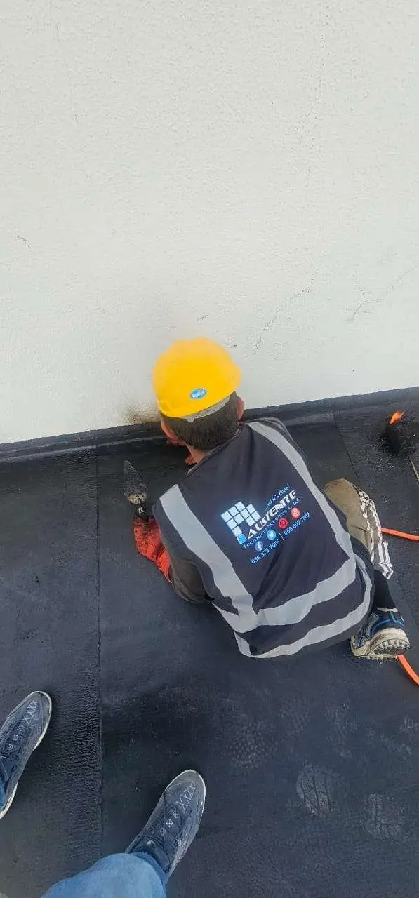 Reinforcing strip applied at a membrane corner on a roof